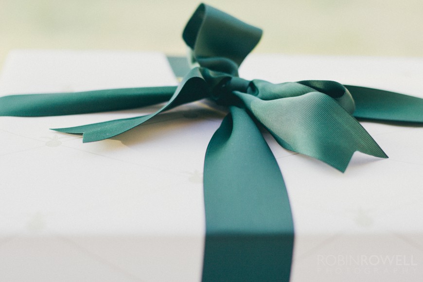 A detailed photo of a ribbon on a wedding gift