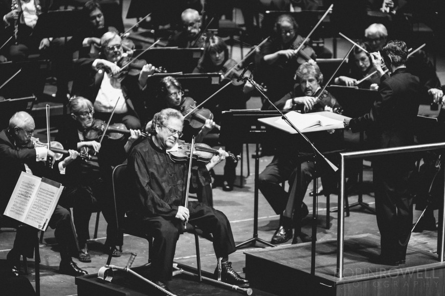Itzhak Perlman rests his head against his violin